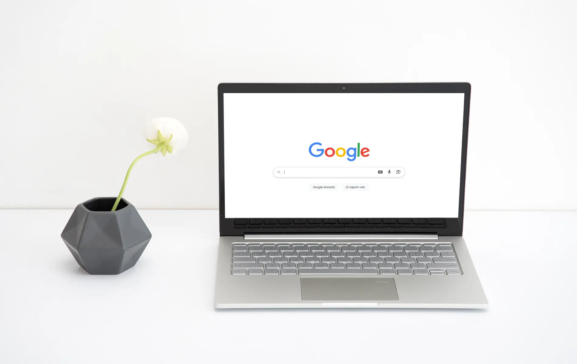 Keresőoptimalizálás Google kezdőlappal egy monitoron
